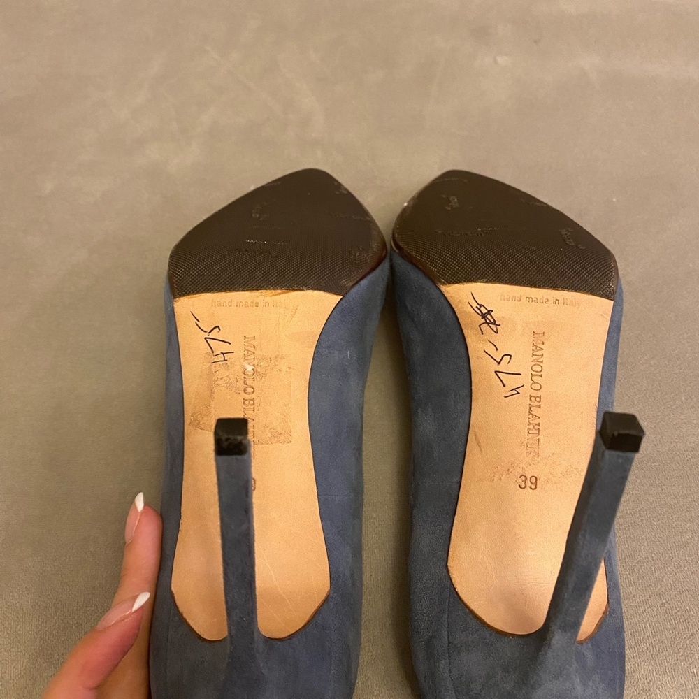 Manolo Blahnik beautiful suede heels. No box - Picture 4 of 6